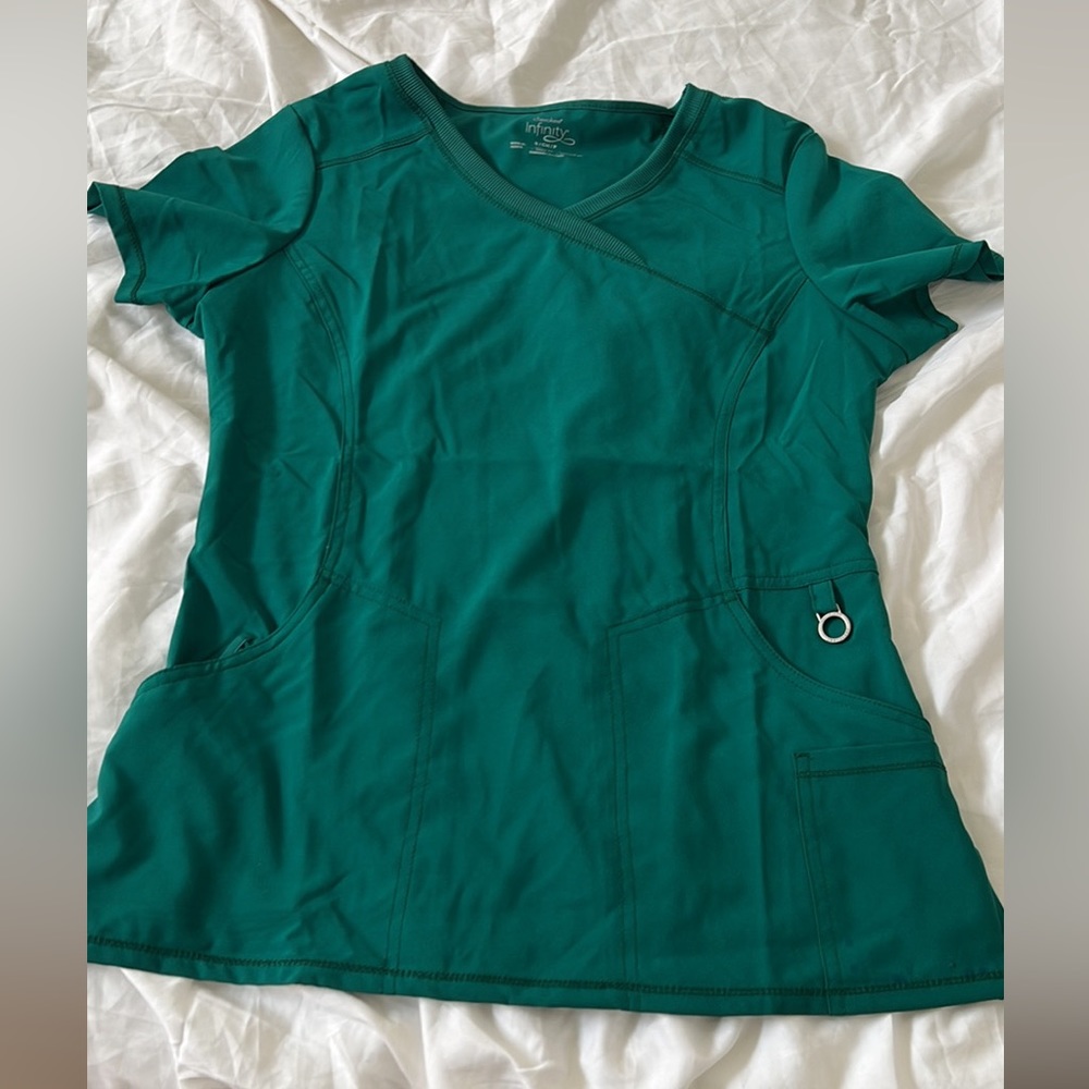 Cherokee Infinity hunter green scrub set. Size small petite